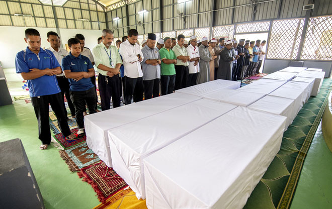  Kesemua 15 jenazah Orang Asli suku Bateq disembahyangkan di Masjid Tengku Muhammad Faiz Petra sebelum dikebumikan dalam satu liang lahad di Tanah Perkuburan Islam Kuala Koh, Gua Musang semalam. — Gambar Bernama