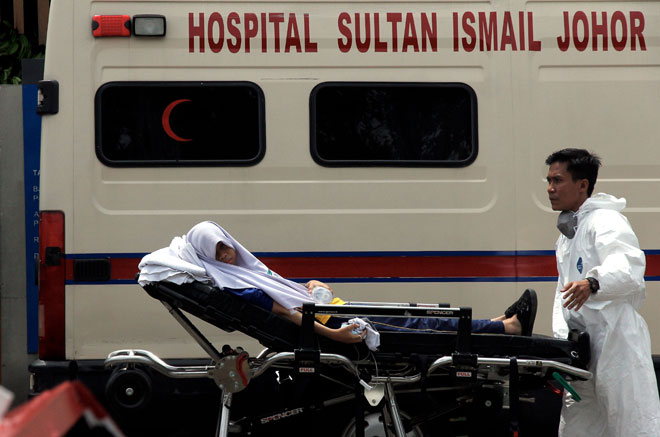  Kelihatan pelajar Sekolah Menengah Kebangsaan Taman Nusa Damai, Pasir Gudang, yang dipercayai mengalami sesak nafas dan mual-mual diberi rawatan awal di sekolah tersebut di Johor Bahru, semalam.  — Gambar Bernama