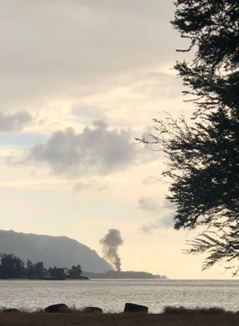  Kepulan asap kelihatan sejurus selepas nahas pesawat itu seperti yang dapat dilihat dari Taman Pantai Teluk Kaiaka di Haleiwa, Hawaii pada Jumaat lalu dalam imej daripada media sosial. — Gambar Reuters