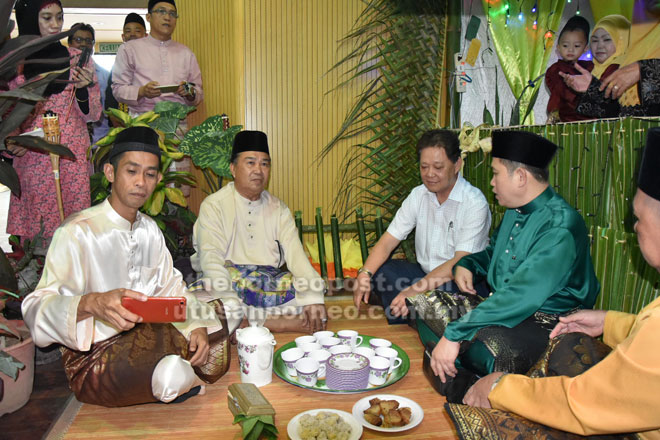  Mohamaddin diiringi Abdul Karim meluangkan masa menjamu selera di salah satu gerai makanan tradisi.