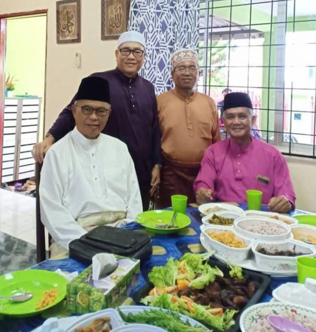  Awg Sepian, Hadera Lee, Muhamad dan Rabian merakam kenangan bersama.