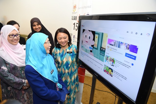 Dr Wan Azizah ketika merasmikan Kempen Kesedaran Pendidikan Seks dalam kalangan kanak-kanak melalui media sosial Youtube di KPWKM hari ini. Turut hadir Hannah Yeoh dan Dr Rose. - Gambar Bernama 