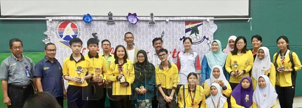 ASBOLLA (dua kiri) dan Mohd Jamatin (kiri) merakam kenangan bersama pemain catur SMK Labuan yang muncul juara keseluruhan Kejohanan Catur MSSWPL)2019 yang diadakan di Kompleks Dewan Kuliah Pusat UMSKAL pada 18-21 Jun lalu.