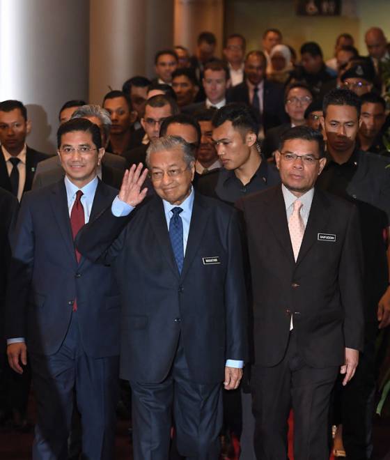  Dr Mahathir hadir pada Persidangan Minyak dan Gas Asia Ke-20 (AOGC 2019) di Dewan Plenari, Pusat Konvensyen Kuala Lumpur (KLCC) dekat Kuala Lumpur, semalam. Turut hadir Mohamed Azmin dan Saifuddin. — Gambar Bernama