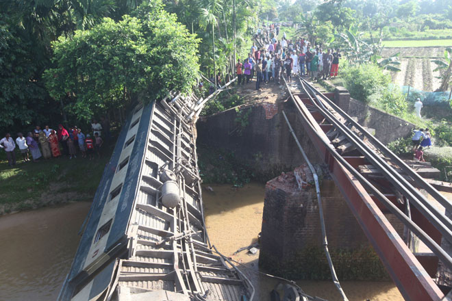  Beberapa gerabak tergelincir dari landasan dalam nahas maut di Kulaura, pinggir Moulvibazar semalam. — Gambar Reuters