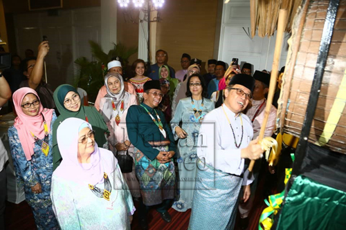 Abang Johari memukul beduk sebagai simbolik perasmian Majlis Sambutan Gawai Raya Yayasan Sarawak 2019 hari ini. - Gambar Muhammad Rais Sanusi