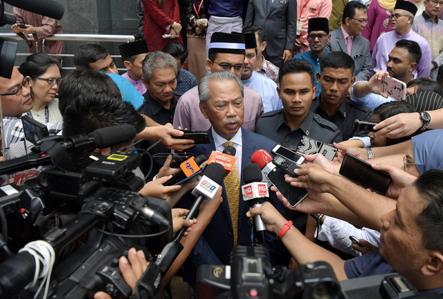  (tengah) menjawab persoalan media pada Majlis Sambutan Aidilfitri Jabatan Imigresen di Ibu Pejabat Jabatan Imigresen hari ini.