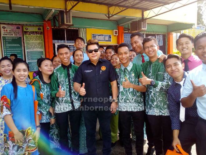  Bala nembiak SMK Engkilili begambar enggau Dr Rayong.