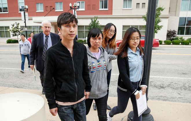  Gambar fail 12 Jun lalu menunjukkan Lifeng Ye (tengah) dan Zhengyang Zhang (kiri), masing-masing ibu dan abang Zhang tiba di mahkamah ketika perbicaraan Christensen bermula. — Gambar AFP