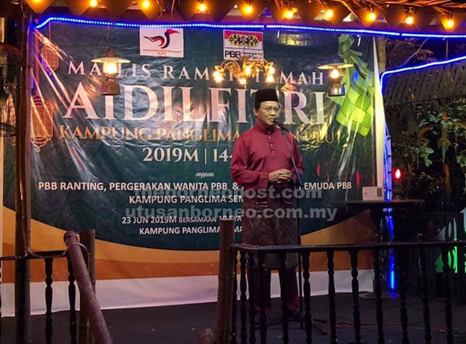  Dr Abdul Rahman menyampaikan ucapan pada Majlis Ramah-Tamah Aidilfitri PBB Kampung Panglima Seman Ulu di Kuching, baru-baru ini.