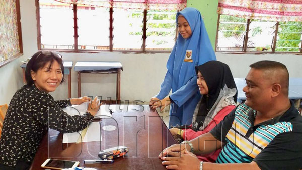 CHEAH Siew Ling melayan ibu bapa pada Majlis Sarana Interaksi Akademik Bersama Ibu Bapa.