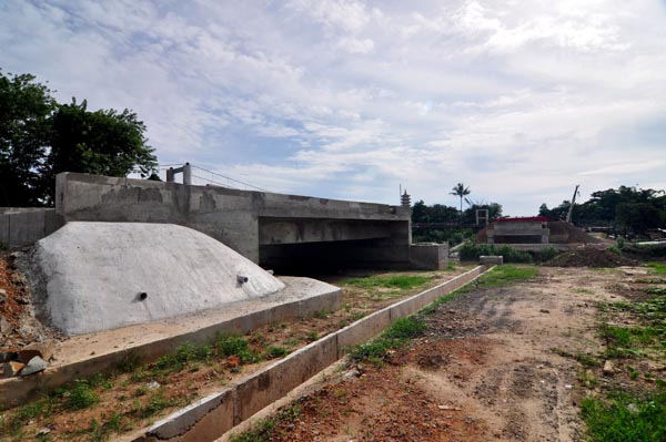 PEMBINAAN jambatan menyeberang Sungai Damit menghubungkan pekan Tuaran dan Tamparuli bernilai RM18 juta.
