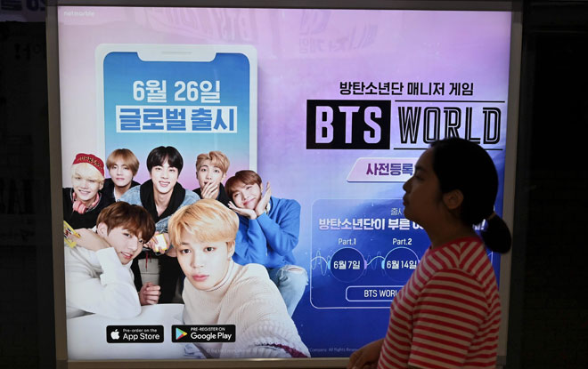  Satu iklan untuk permainan watak ‘BTS World’ di stesen kereta api bawah tanah di Seoul pada 25 Jun lepas. Sejuta peminat kumpulan remaja lelaki K-pop BTS sudah mendaftar diri untuk meletakkan kumpulan penyanyi tersebut di hujung jari mereka apabila sebuah permainan telefon bimbit mengenai mereka dikeluarkan pada minggu ini, demikian menurut laporan.   — Gambar AFP