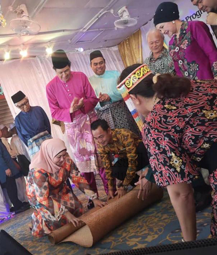 Sharifah Hasidah melalukan ‘ngiling bidai’ sebagai simbolik merasmikan majlis tersebut.