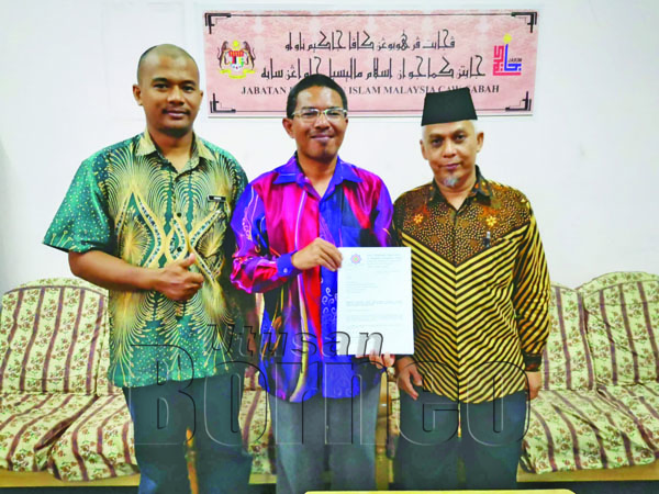 NAZMI (kanan) dan Saiful Khair Mohd Sampon (tengah) Penyelia KAFA Tawau 1/3 semasa lawatan.