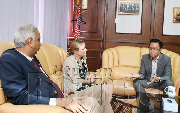 PHOONG (kanan) berbincang dengan pegawai tinggi Kedutaan Amerika Syarikat Kuala Lumpur Sally Behrhorst dan Ravindran Manickam.