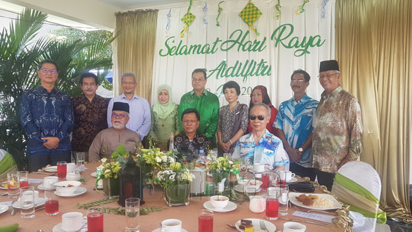 SHAFIE (duduk, tengah) merakam gambar kenangan bersama tetamu yang hadir pada Majlis Hari Raya Aidifitri yang diadakan di kediaman Timbalan Speaker DUN Datuk Ahmad Rahman (duduk, kiri).