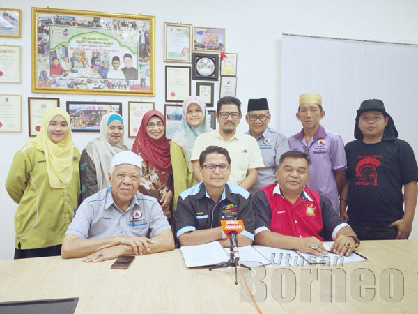  DR. MOKHTAR (tengah) bersama sebahagian jawatankuasa induk KAReBA 2019 yang mengadakan sidang media di Pejabat Pusat Aduan Rakyat Parlimen Kalabakan pada petang Sabtu.