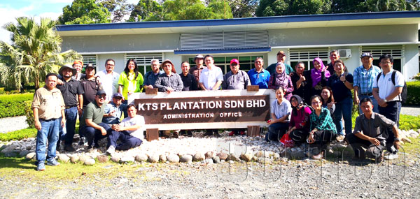 WAKIL dari beberapa agensi perhutanan Sarawak merakam gambar kenangan bersama warga KTS Plantation.