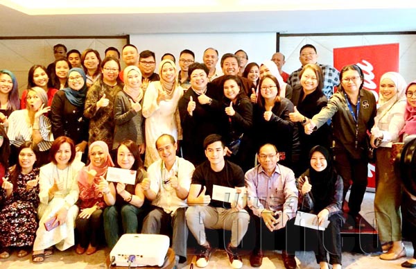 HAMDAN (tengah) merakam gambar kenangan bersama pengamal media dan wakil dari AirAsia Malaysia.