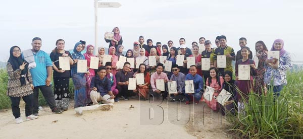 PARA peserta menunjukkan sijil penyertaan masing-masing selepas menamatkan pendakian sempena program itu.