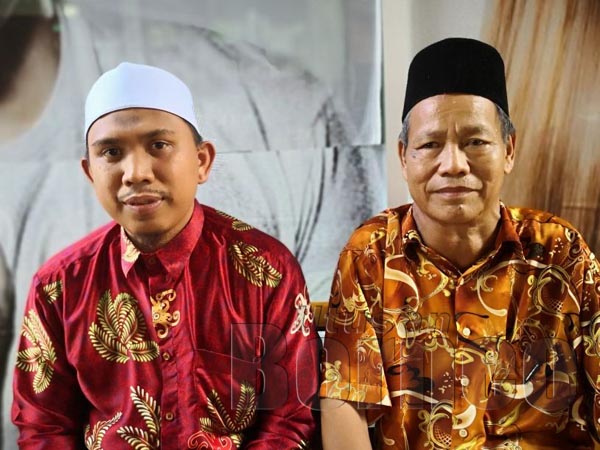 RAZALI (kiri) dan Ahaning aktif mencari golongan mualaf yang tercicir daripada menerima kelas bimbingan Islam.