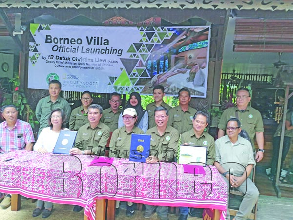 CHRISTINA (tengah) bersama Calvin (tiga kiri) dan tetamu kehormat lain ketika dalam majlis MoU.