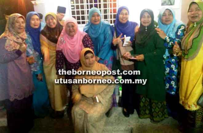  Rombongan kaum wanita turut menyerikan majlis berlanggar meja dari khemah ke khemah.