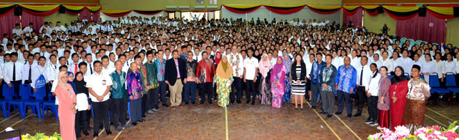  Warga PKS dan para pelajar baharu bergambar beramai-ramai pada MSK di PKS, baru-baru ini.