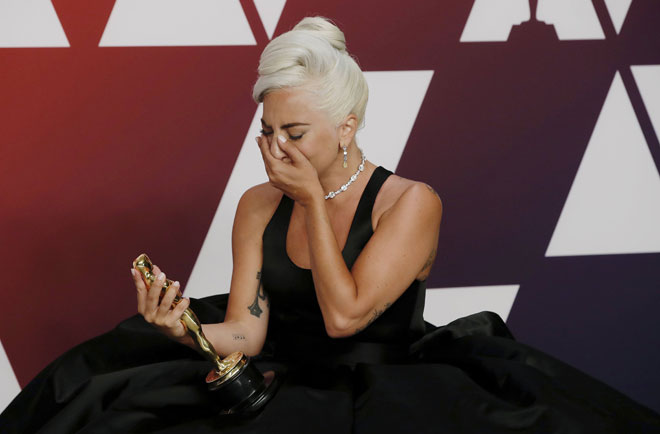  Gambar fail bertarikh 24 Februari 2019 ini menunjukkan Lady Gaga sebak melihat anugerah Oscar Lagu Asal Terbaik yang dimenangi olehnya untuk lagu ‘Shallow’ iaitu runut bunyi dalam filem ‘A Star Is Born’.  Lady Gaga adalah antara mereka yang diterima masuk ke dalam akademi filem yang memberi anugerah Oscar pada tahun ini. — Gambar Reuters