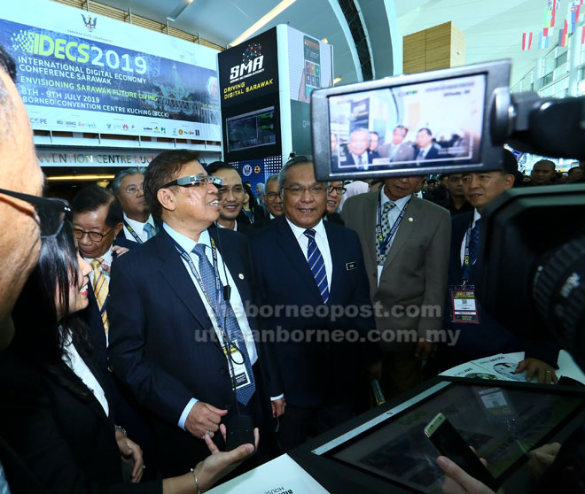  Abang Johari mencuba cermin mata khas di reruai SMA selepas menyempurnakan Majlis Perasmian IDECS 2019 di BCCK, semalam. — Gambar Muhammad Rais Sanusi 