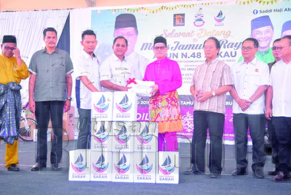 SADDI menyerahkan borang keahlian 5,000 bekas ahli Umno kepada Jaujan sambil diperhatikan oleh Mohd Ismail (tiga kiri).