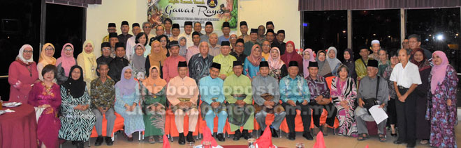  Hadirin Majlis Ramah-Tamah Gawai-Raya PPKS bergambar beramai-ramai. 