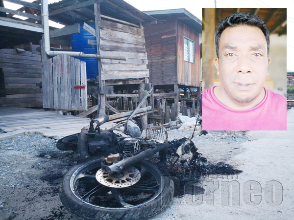 MOTOSIKAL jenis Yamaha 125 milik lelaki itu dibakar pada jarak kira-kira 10 kaki dari rumahnya, sekali gus menimbulkan kebimbangan kepada orang kampung. Gambar kecil ialah Muhammad Mai pengerusi MPKK.