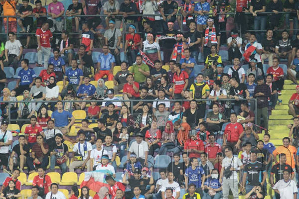 SEBAHAGIAN penonton penyokong Sabah yang memberikan sokongan.