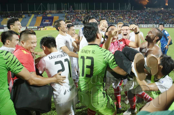 PARA pemain skuad Tambadau menjulang Jelius Ating selepas menumpaskan UiTM 2-1 di Stadium UiTM Shah Alam untuk muncul juara Liga Premier 2019.