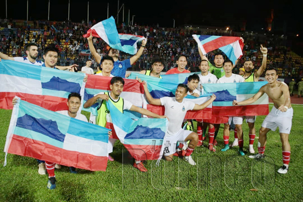 REAKSI skuad Tambadau Sabah selepas menumpaskan UiTM 2-1 di Stadium UiTM Shah Alam untuk muncul juara Liga Premier 2019.
