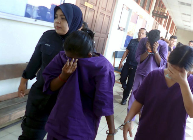  Tiga remaja, termasuk seorang lelaki, direman enam hari bermula semalam bagi membantu siasatan kes pembunuhan seorang pelajar tingkatan empat Sekolah Menengah Kebangsaan King Edward 7, Jumaat lepas. — Gambar Bernama