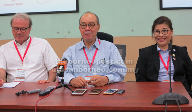  Abu Bakar (tengah) bersama Lulie (kanan) dan Pengarah Program Gas Rumah Hijau dan Kualiti Udara IIASA Dr Markus Amann pada sidang media di TROPI Sarawak, semalam.