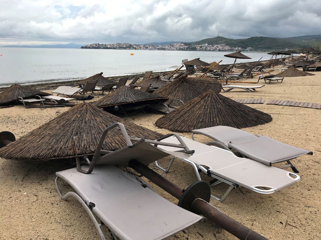  Kerosakan dilihat di pantai berdekatan sebuah hotel di Porto Carras, Halkidiki selepas puting beliung dan ribut hujan batu melanda di utara Greece lewat kelmarin. — Gambar Reuters 