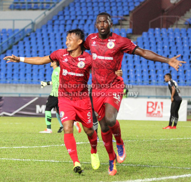  Hudson (kanan) meraikan jaringan kemenangannya bersama Bobby.