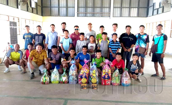 RAKAM (depan memegang bola takraw) bersama para pemain dan ajk penganjur.