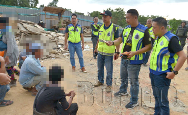 PEMERIKSAAN dokumen pengenalan diri terhadap individu di tapak pembinaan.