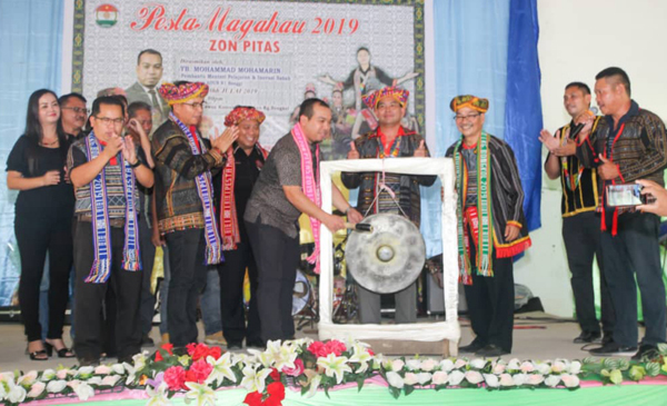 MOHAMMAD memukul gong sebagai simbolik perasmian Pesta Magahau Zon Pitas 2019.