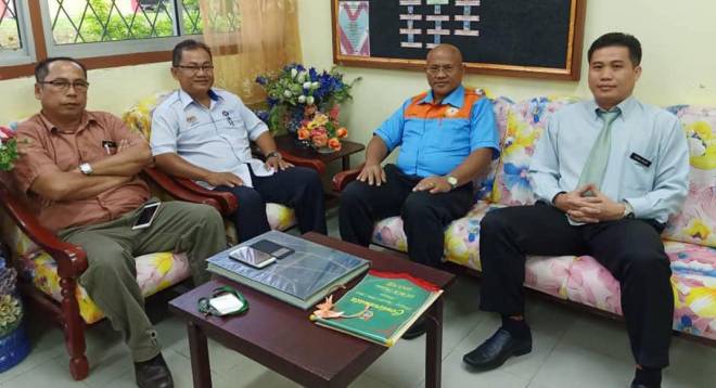  Dr Charlie bergambar bersama tenaga pengajar selepas menandatangani buku pelawat.