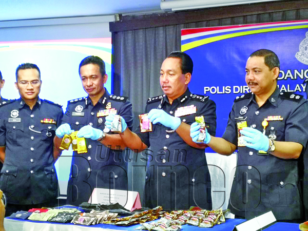 ZAINI (dua kanan) bersama Ketua Polis Daerah Kota Kinabalu Asisten Komisioner Habibi Majinji (dua kiri) menunjukkan bungkusan plastik yang mengandungi dadah.
