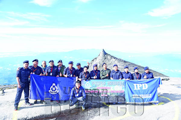 SEBAHAGIAN warga PDRM mengabadikan kenangan mengibar bendera Sang Saka Biru di puncak Gunung Kinabalu.