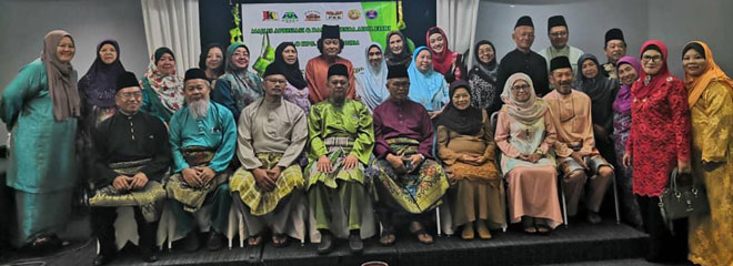  Gambar kenangan bersama Pegawai Daerah Kuching.