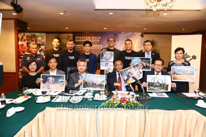  (Duduk dari kanan) Lee, Abdul Karim, Snowdan dan Hii menunjukkan poster variasi cabaran yang akan dilalui peserta Spartan Race Malaysia 2019 pada sidang media di Kuching semalam. — Gambar oleh Muhammad Rais Sanusi