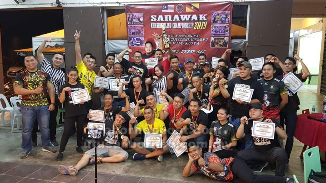  Peserta dan jawatankuasa penganjur pada Kejohanan Gusti Lengan Sarawak. 
